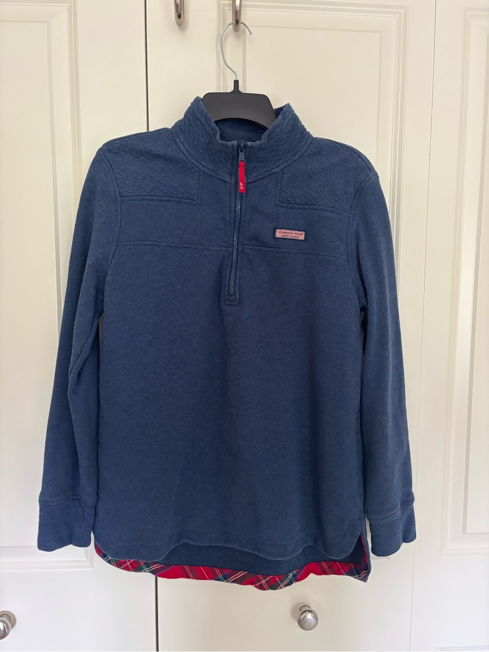 Women’s Vineyard Vines blue sweatshirt half zip red plaid lining small.